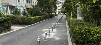 Un șir de stâlpișori ține loc de trotuar în Constanța. Amenajarea, ironizată de un consilier USR: „Făcut pe low-budget și low-mind”