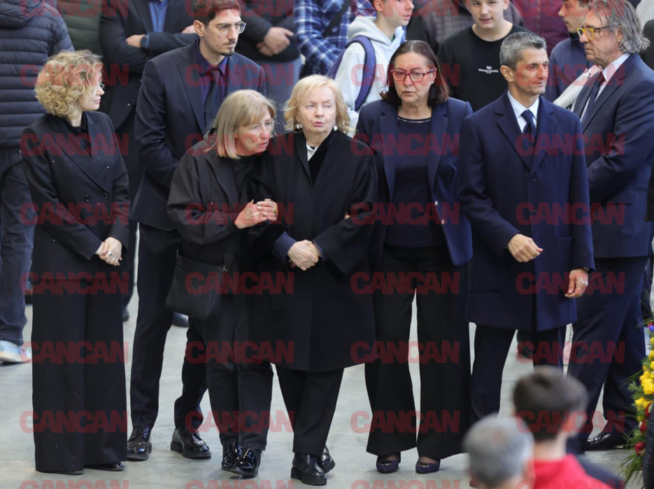 Trupul neînsuflețit al lui Mircea Lucescu, depus la Arena Națională. Familia a cerut pentru marele antrenor un sicriu Boston de 3000 €, același pe care l-a avut și Ion Iliescu