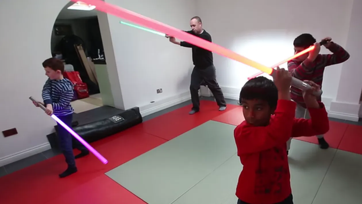 Se îmbrăca precum un Jedi şi este instructorul preferat al copiilor! Află despre cine este vorba! 