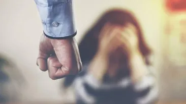 Caz șocant! Împreună cu fetița ei de aproape trei ani, o tânără a fost sechestrată și obligată să se prostitueze