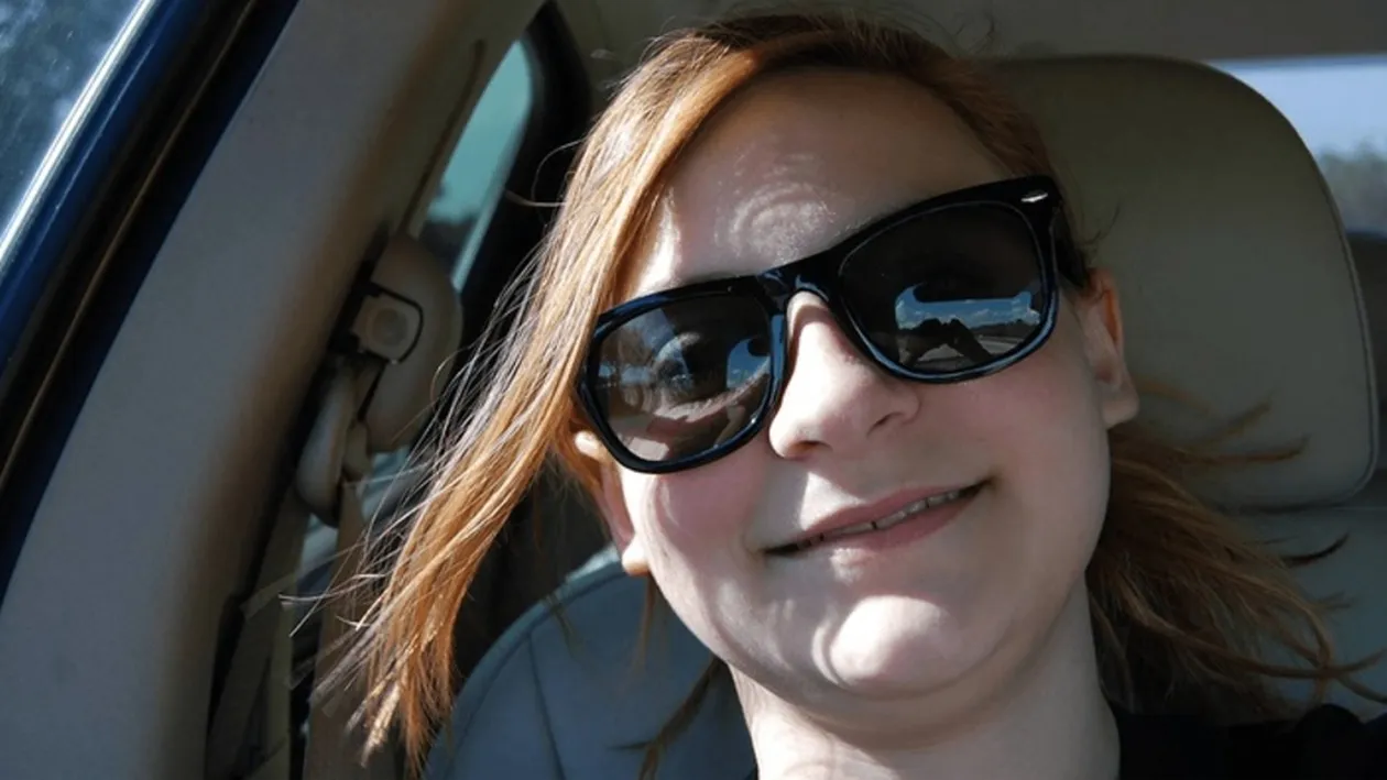 Tânăra din imagine și-a făcut un selfie în mașină! Când a citit comentariile de pe Facebook, a înlemnit. Detaliul înfiorător observat de prieteni în poză