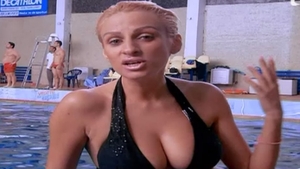 Sânziana Buruiană e cochetă in orice situatie! Uite cum se machiază inainte să intre in apă: "Sunt atentă la imaginea mea"