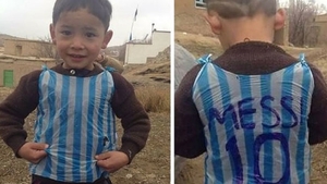 Băieţelul afgan care a impresionat întreaga lume purtând un tricou cu Messi făcut dintr-o pungă şi-a întâlnit, în sfârşit, idolul. Reacţia lui te lasă mut de uimire