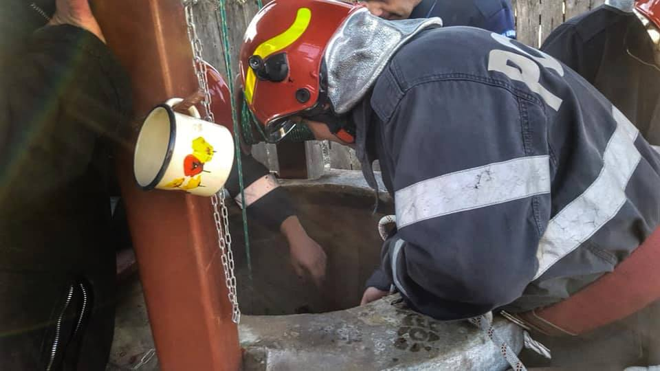 A căzut într-o fântână și a fost salvată ca printr-o minune. Un vecin i-a auzit strigătele și a sunat la 112