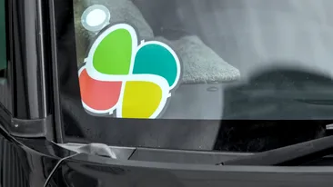 Semnul genial care apare pe unele mașini din Japonia. Cine trebuie să îl lipească pe lunetă