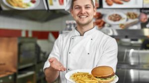 Ce salariu are un angajat la fast-food în 2026. Turele de noapte contează mult