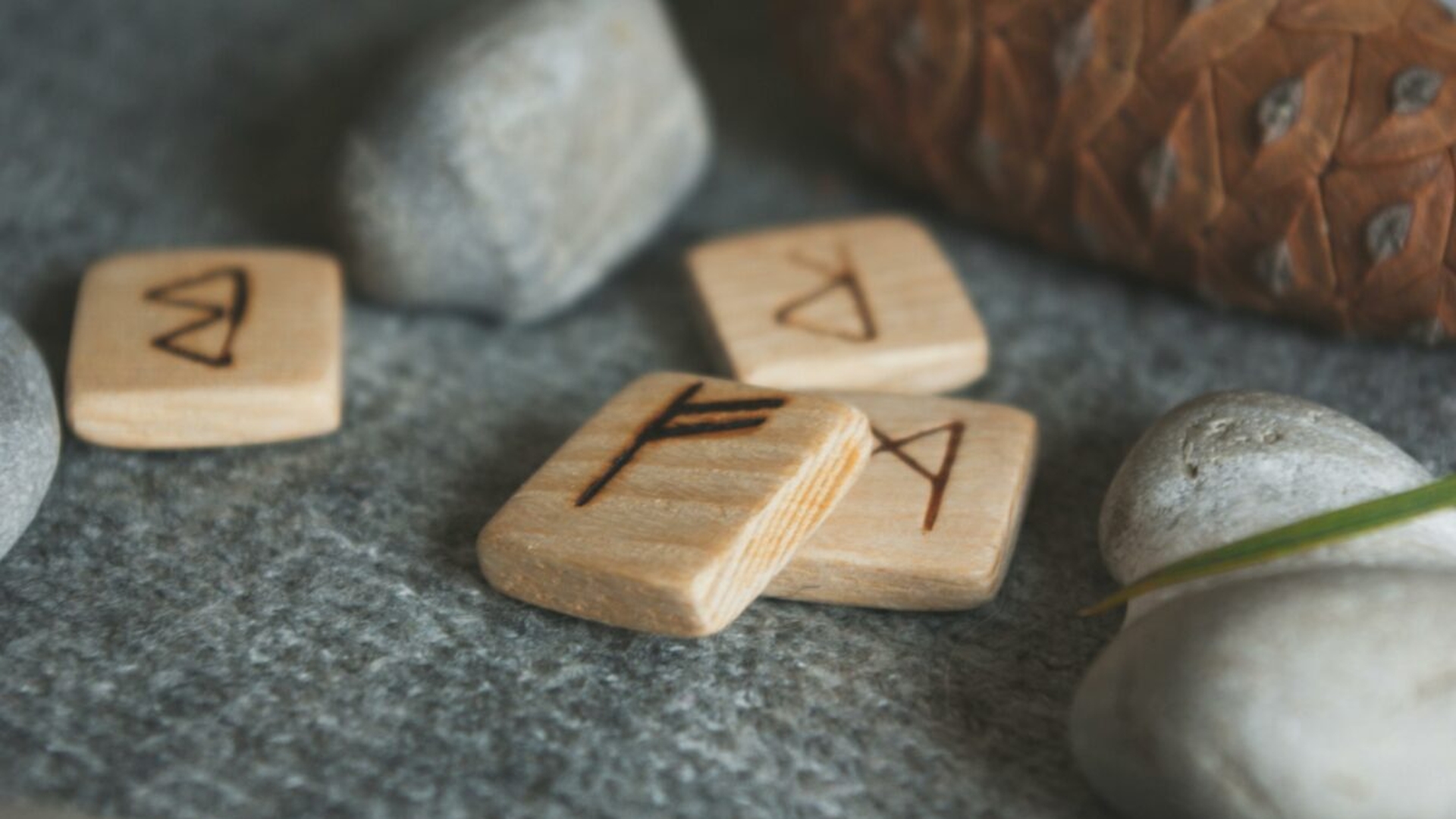 Horoscop rune azi, 1 februarie 2026. Comunicarea adusă de Mannaz deschide uși și aduce rezultate neașteptate