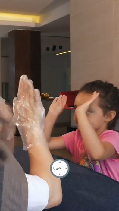 Andra, în ipostaze nemaivăzute până acum! S-a filmat în timp ce se vopsește singură acasă. Ce s-a întâmplat după ce și-a aplicat vopseaua pe păr