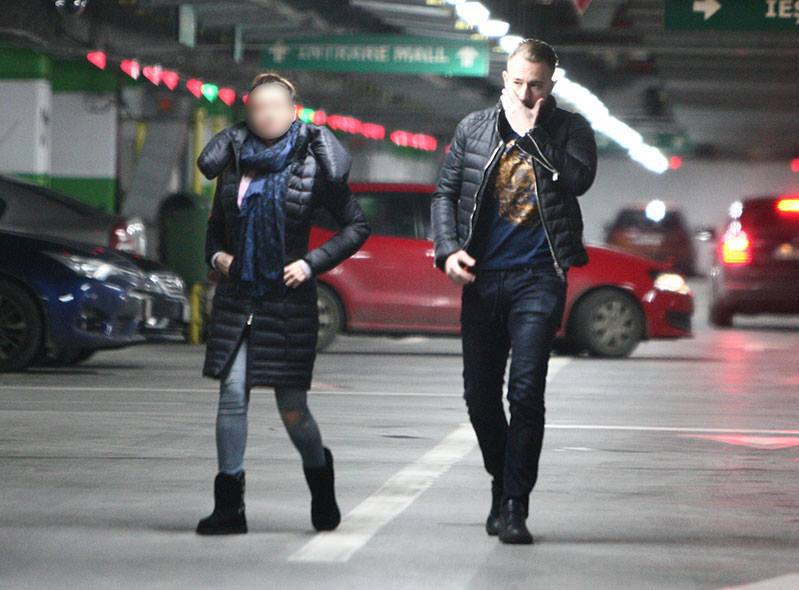 Alexandru Vlădescu se îndreaptă cu iubita spre intrarea în mall