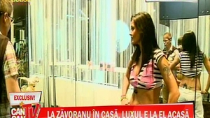 La Zavo-n casa, luxul e la el acasa! Uite unde sta Oana - Oglinzi, cristale swarovski si totul este in alb-negru
