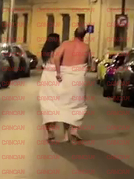 Un bărbat și o femeie au ieșit la plimbare în zona Pieței Corneliu Coposu, desculți, fără haine (Foto: CANCAN.RO)