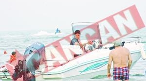 "Ciocu' mic" face plaja pe salupa de teama paparazzilor