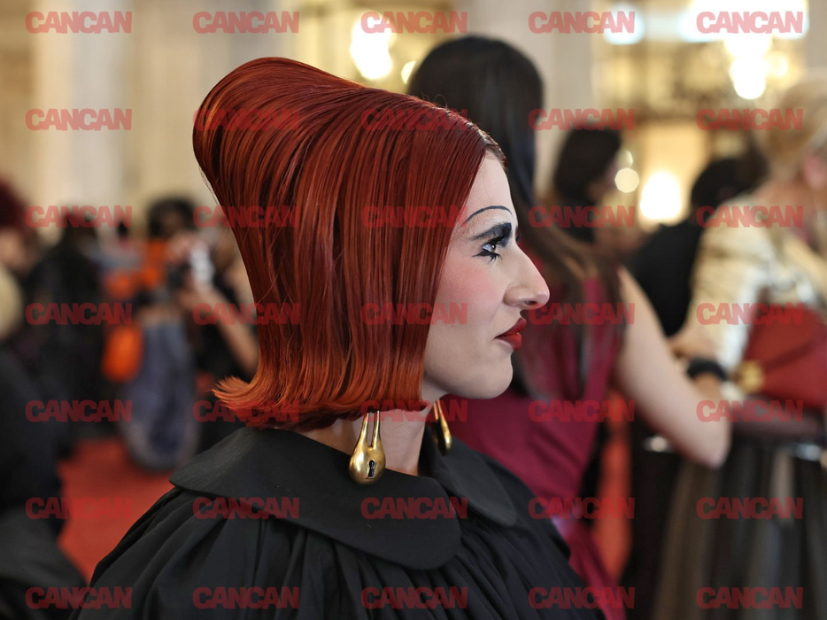 Recunoști vedeta din imagine?! S-a îmbrăcat așa la Gala Elle și toți au făcut ochii cât cepele