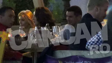 Mihai Leu, vesel dupa cateva pahare cu vin rosu. Fostul campion a petrecut cu prietenii la o terasa