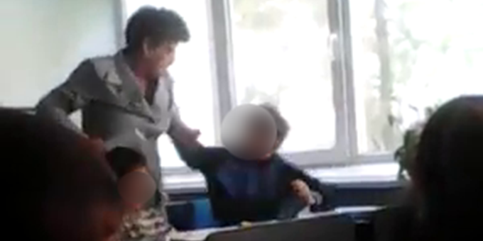 Imaginile cu învăţătoarea care îi bate pe copiii de clasa a III-a au devenit virale