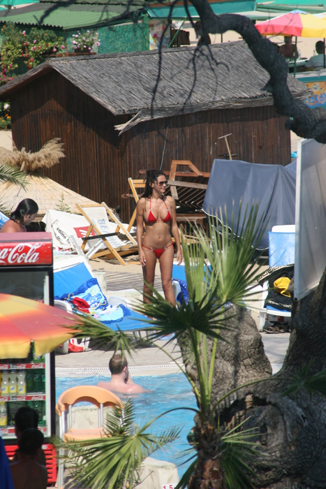 Au apărut în public  în minuscule costume de baie!