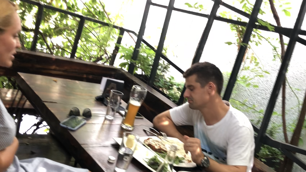 Andreea Esca pare să prefere discuția cu Eugen, în detrimentul mâncării!