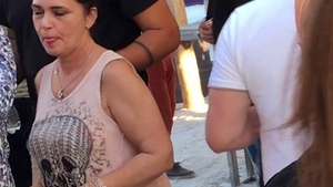 La 54 de ani, vedeta s-a dus la Mamaia şi i-a înnebunit pe toţi cu mişcările ei! Zici că-i băgată în priză la şapte dimineaţa!