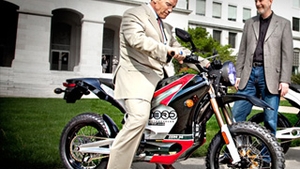 Arnold Schwarzenegger este eco! Conduce motociclete Zero Electric!