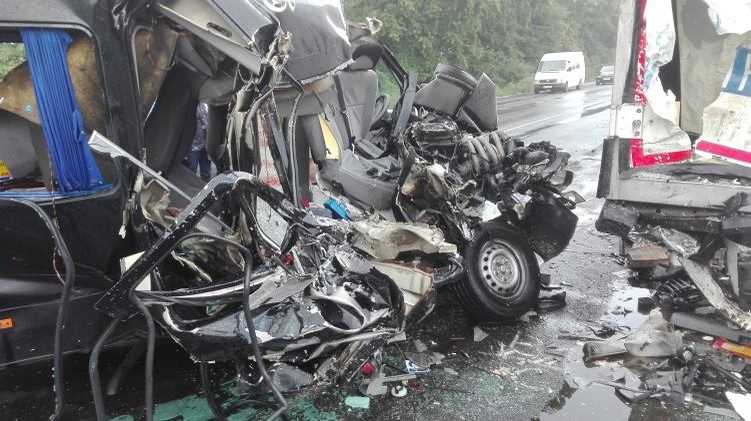 Trei români au murit, iar alţi şase au fost răniţi în teribilul accident
