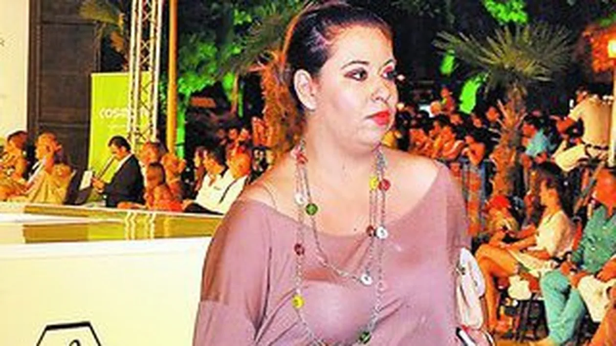 Oana Roman, bluza cu vedere la burta