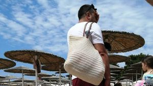 Fabulos! Cum a apărut un român pe o plajă celebră din Thassos? Toţi s-au uitat lung la el, când au văzut ce ţinea în mână