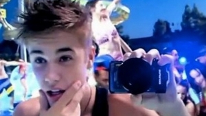 Greseala de neiertat pe care a facut-o Justin Bieber: le-a aratat fara sa vrea paparazzilor mobilul. Ce poza avea pe telefon