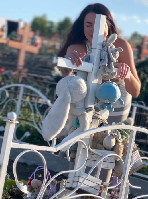Cristina Scarlevschi, în lacrimi la mormântul fiului ei/ Sursa foto: Instagram