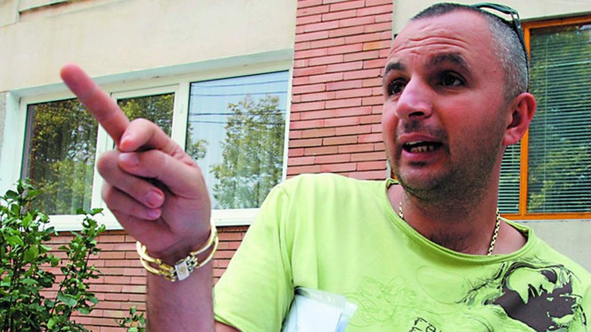 Fierbe lumea interlopă! Titi Zgârcitu amenință: "Vă scot fetele la produs și copiii la cerșit"
