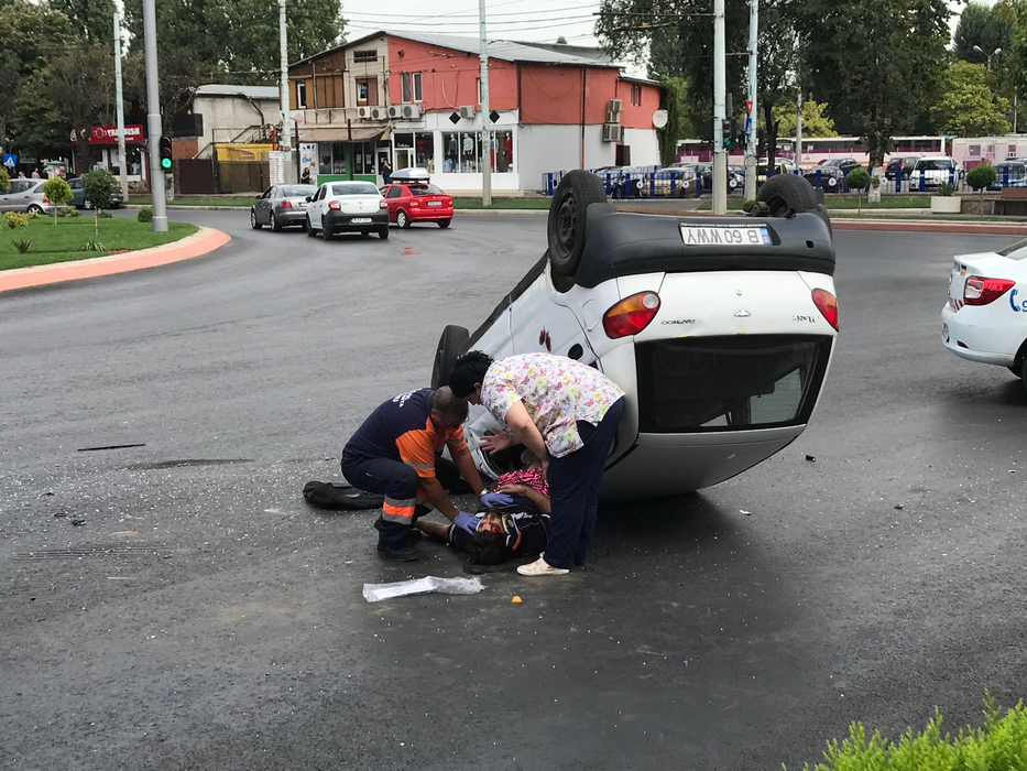 Accident grav în Berceni! O mașină a ajuns cu roțile în sus! Pompierii și ambulanța au intervenit rapid