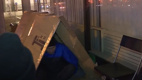 Suferința lui Ilie, românul care doarme pe străzile din Germania. Oamenii i-au găsit rudele din Botoșani