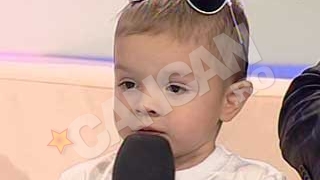 Uite cat de adorabil este Cezar, fiul lui Pavel Stratan! Vezi cum recita poezii si cum canta melodiile tatalui sau!