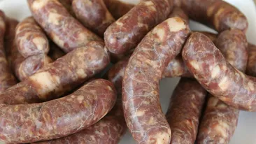 Cârnaţi din România, interzişi pe piaţa europeană din cauza asta! Ce ingredient periculos a fost descoperit