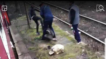 Imagini scandaloase! Un călător este bătut de controlor, într-o gară din Arad. Individul este lăsat lat pe peron!