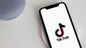 De ce recomandă SRI interzicerea TikTok-ului în România. Riscurile la care se supun utilizatorii