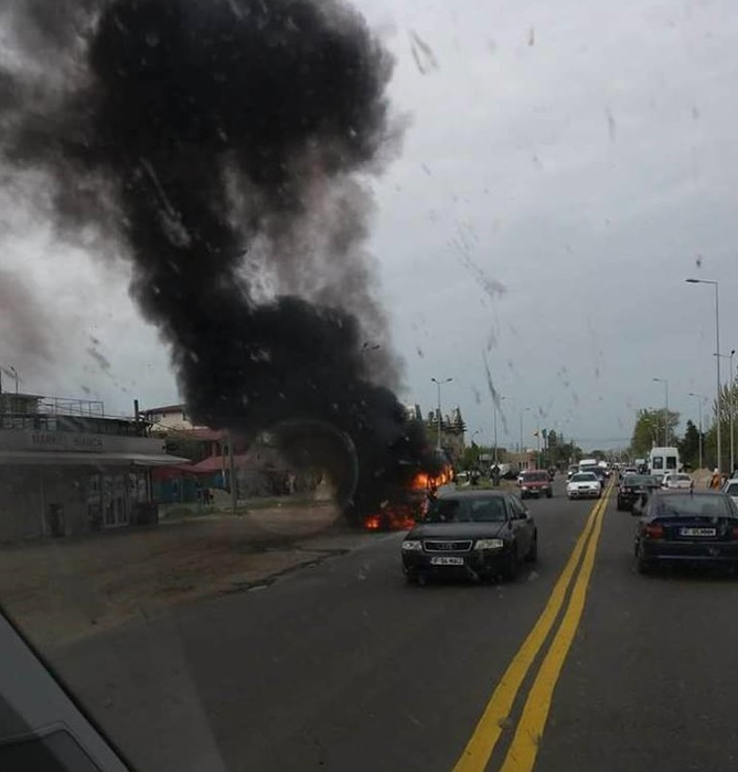 Un microbuz ce transporta mai multe persoane a luat foc în Jilava