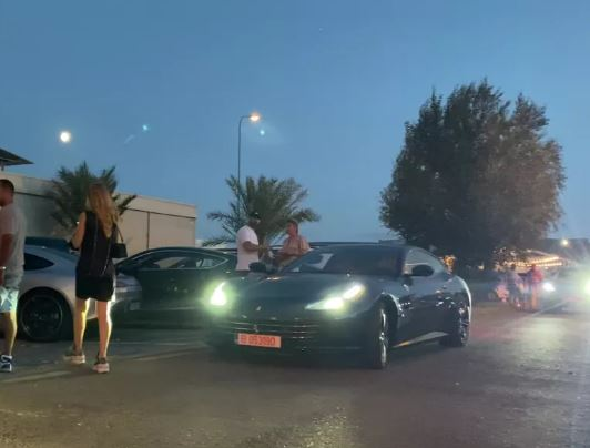 Bogdan Niculescu și soția, cu un Ferrari țiplă la Loft