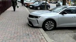 Parcare cu botul pe bordură: Ce rău îi faci mașinii dacă parchezi așa? Probleme la care puțin se gândesc