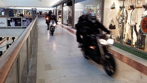 VIDEO Jaf mai ceva ca-n filme! Un grup de motociclişti înarmaţi cu topoare au vandalizat un magazin de bijuterii dintr-un mall!