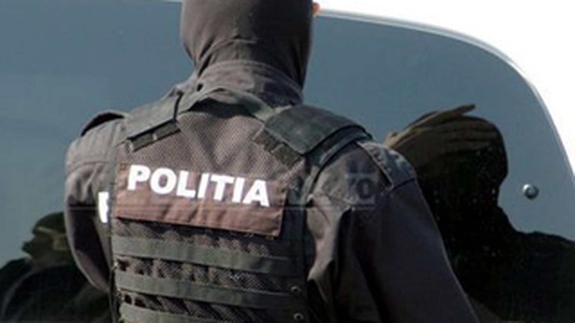 Trei barbati care au sechestrat o fata, imobilizati dupa ce politistii au tras cu arma