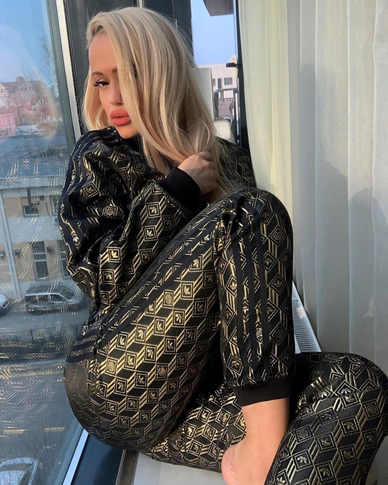 Anda Adam a promis show și s-a ținut de cuvânt! Ce a putut să facă alături de Alina Pușcău, în baie, la ”Ferma”, de pe Pro TV