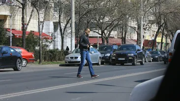 Atacul Stelei, in pericol! Nikolici, slalom printre masini! Varful muntenegrean traverseaza strada prin loc nepermis si ignora masinile prezente in trafic.