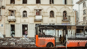 Imagini cutremurătoare în Ucraina! Un tată s-a rugat două ore ținându-și fiul ucis de bombardamente de mână