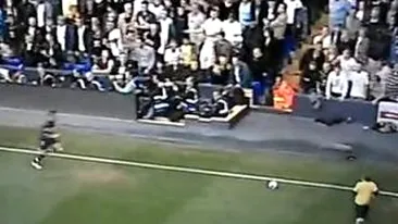 VIDEO Un copil neatent a intrerupt un meci din Premier League!