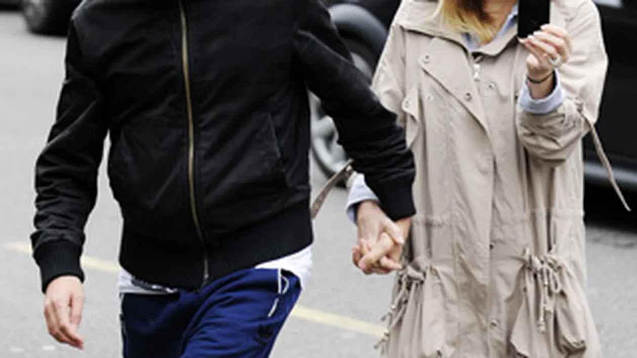 Iubitul lui Kate Hudson se plimba pe strada cu punga de plastic pe cap! Ce-o fi patit?