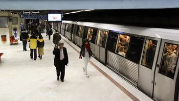 Tinerii imbracati doar in chiloti au mers cu metroul, in pofida amenintarilor Metrorex! Cum au reactionat ceilalti calatori