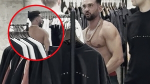 Dorian Popa, show la bustul gol printre clienții din mall. Nimeni nu a putut să îl oprească! Toți se holbau