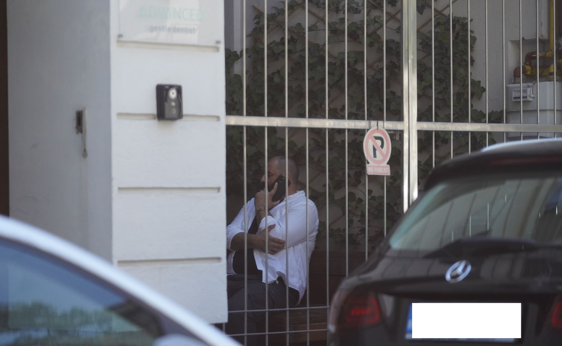 Adrian Hădean așteaptă să ia loc pe scaunul medicului stomatolog, dar are emoții și vorbește la telefon (Foto: CANCAN.RO)