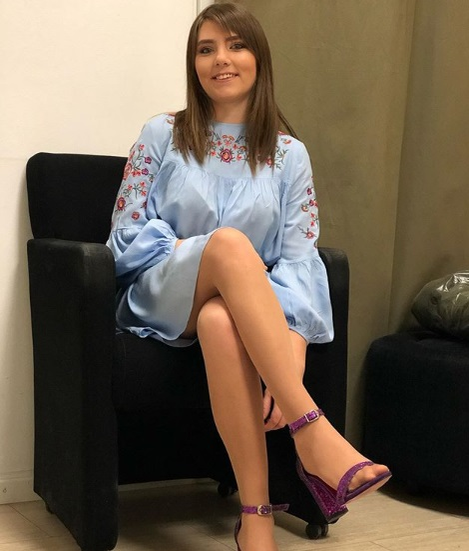 Cine o crește acum pe fetița Vulpiței de la Acces Direct. A lăsat-o la Blăgești pe micuță, pentru a fi vedetă în Capitală!