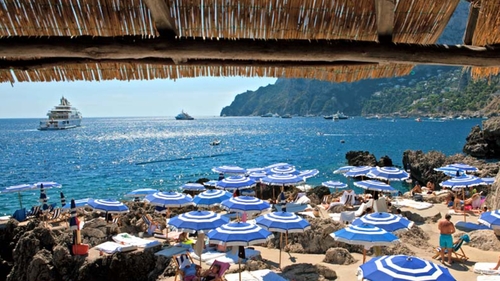 Credeați că în Mamaia e scump?! Câți euro costă un șezlong pe o plajă din Capri, supranumită "insula milionarilor"